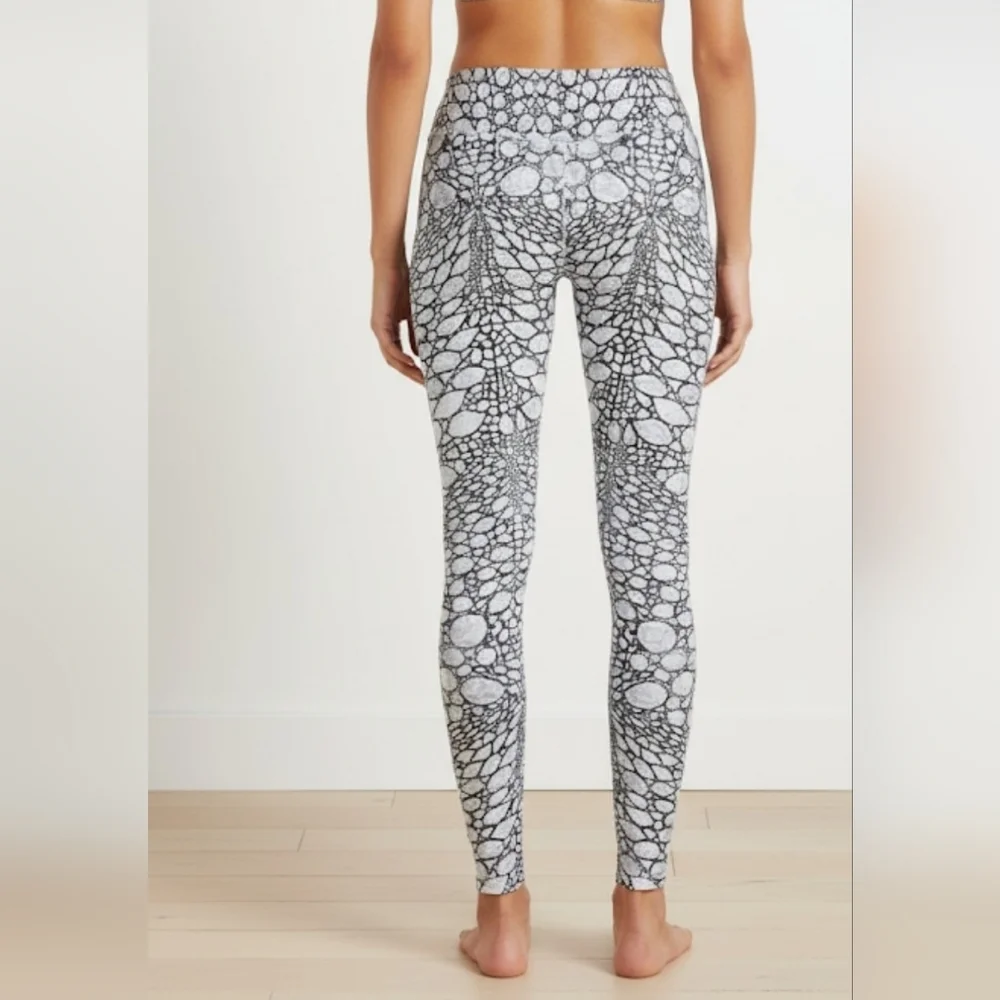 Alo Yoga Iguana Black Gray White Leggings Size XS